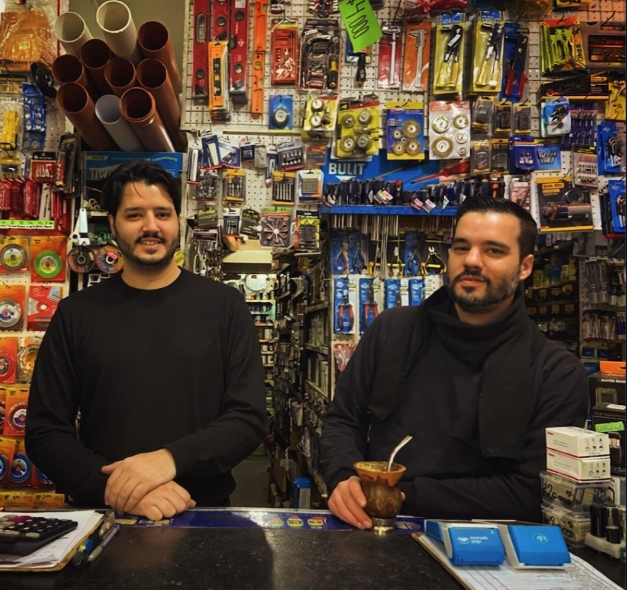 David y Juan Pablo, dueños de Ferretería El Farol