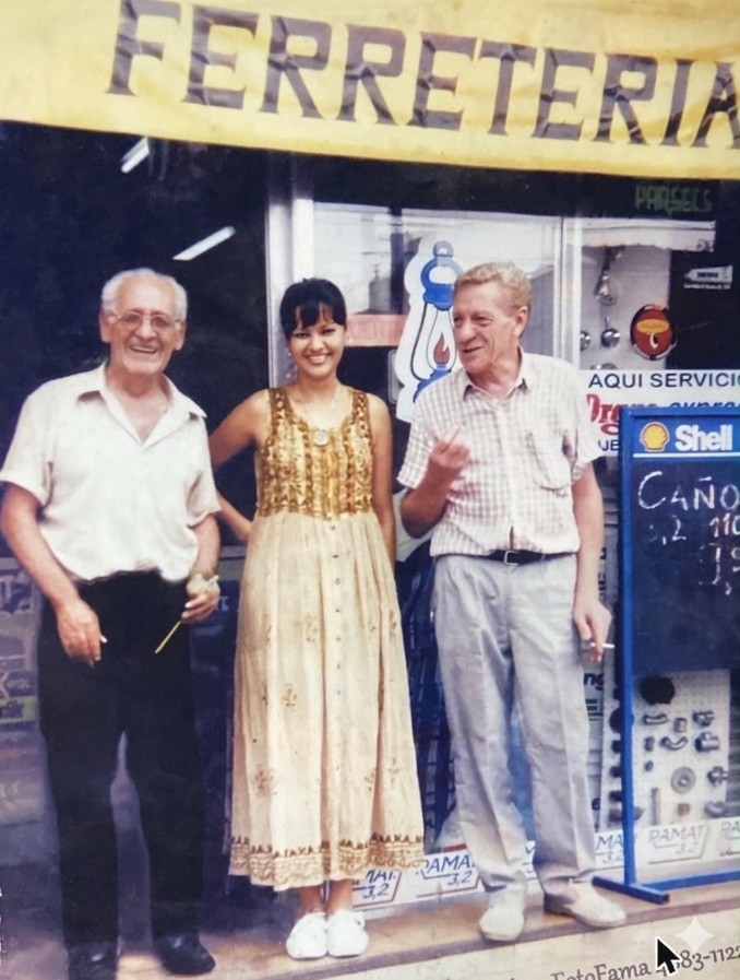 Foto histórica de la ferretería El Farol en el pasaje Horacio Casco